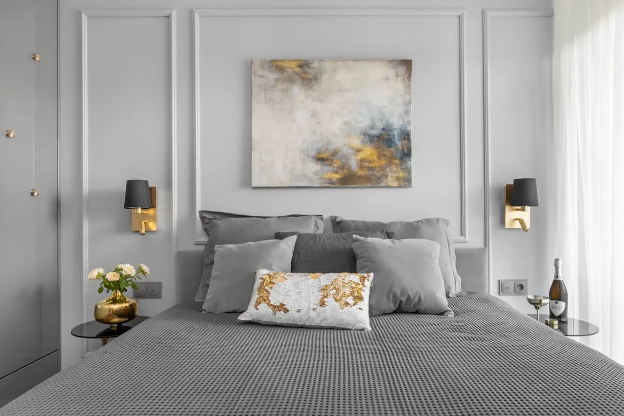 aranżacja ściany nad ł&oacute;żkiem sypialnia inspiracje