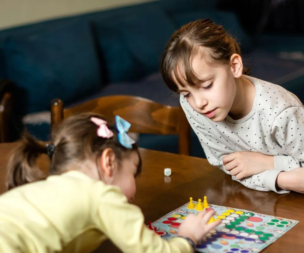przedszkole dzieci grają w gry planszowe korzyści