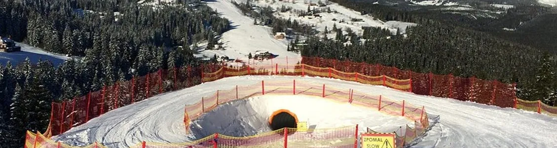 Jansk&eacute; L&aacute;zně snowpark setup przeszkody