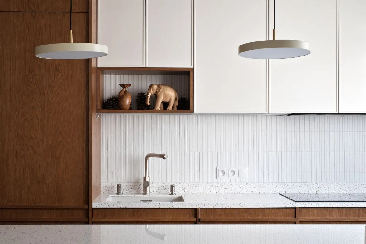 biała kuchnia nowoczesna płytki trendy 2026