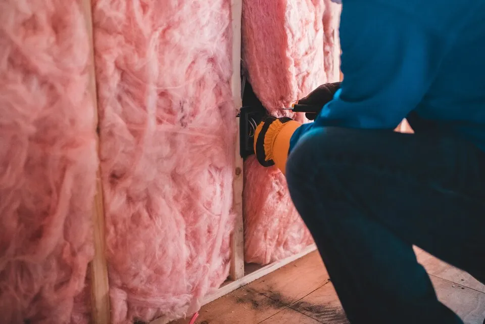 Zdjęcie Gdzie wyrzucić wełnę mineralną? Sprawdź bezpieczne opcje utylizacji