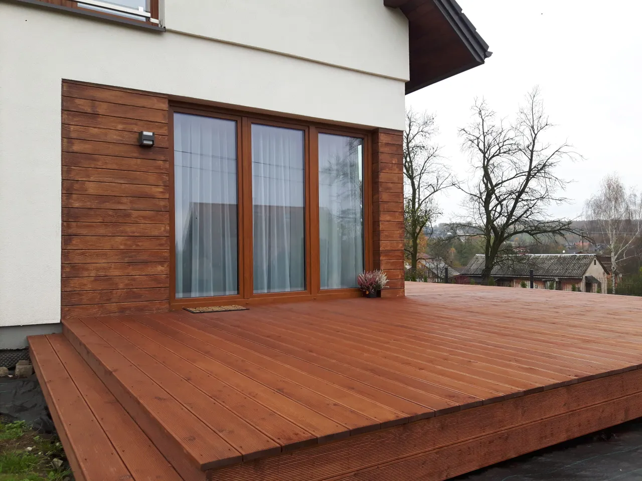 Taras z drewna naturalnego modrzew egzotyk