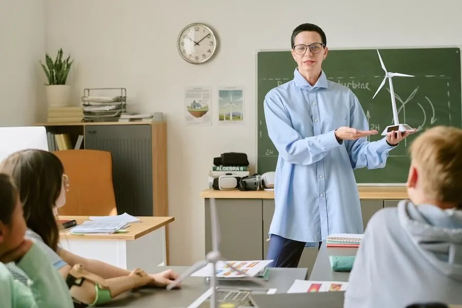 uczniowie pracujący w grupach podczas lekcji, burza mózgów na tablicy