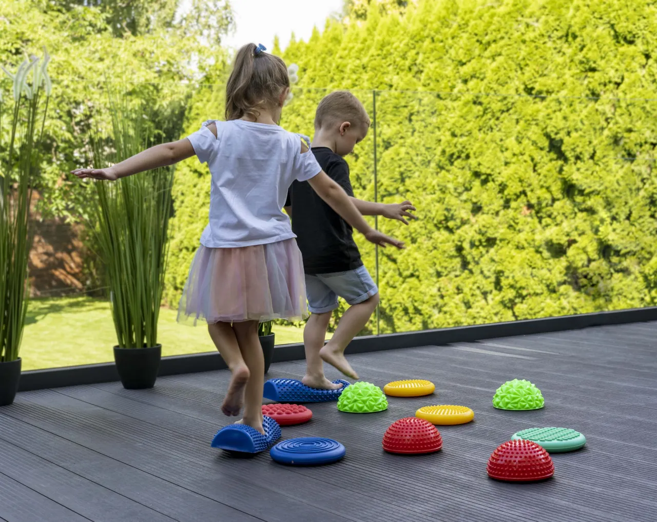 Dziecko ćwiczące na ścieżce sensorycznej Tullo
