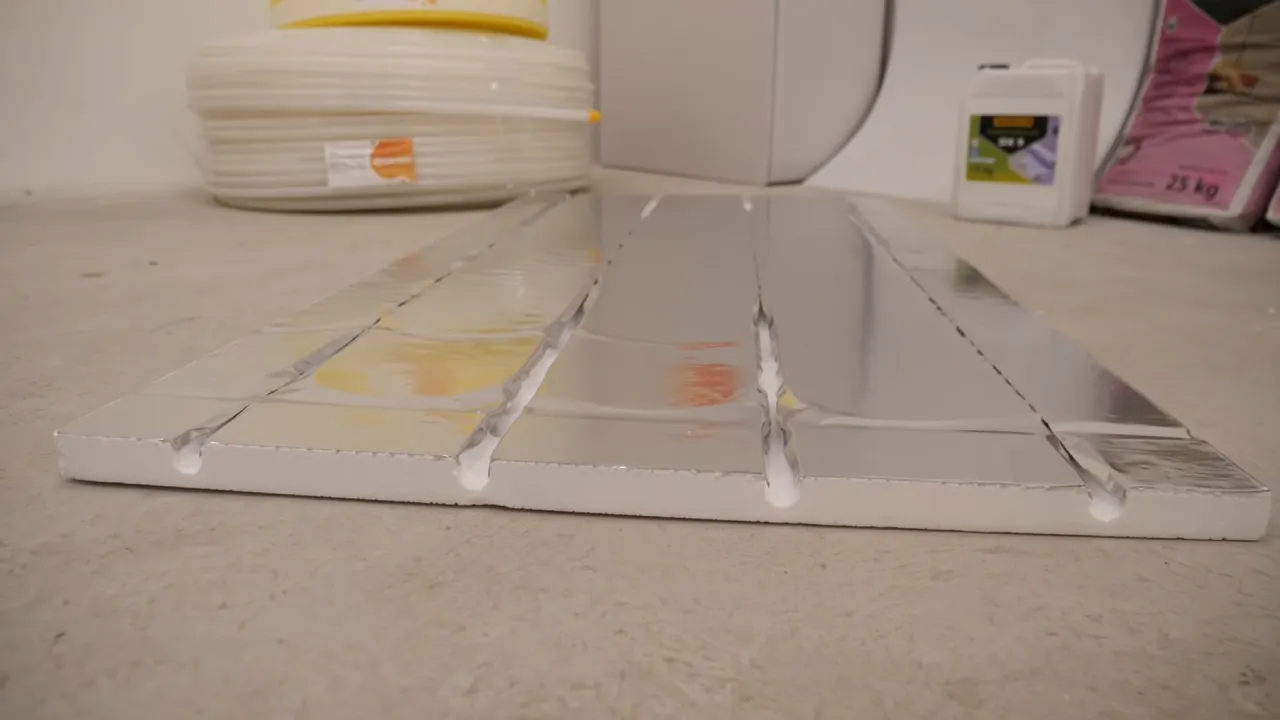 System ogrzewania podłogowego bez wylewki z folią aluminiową i wyprofilowanym styropianem.