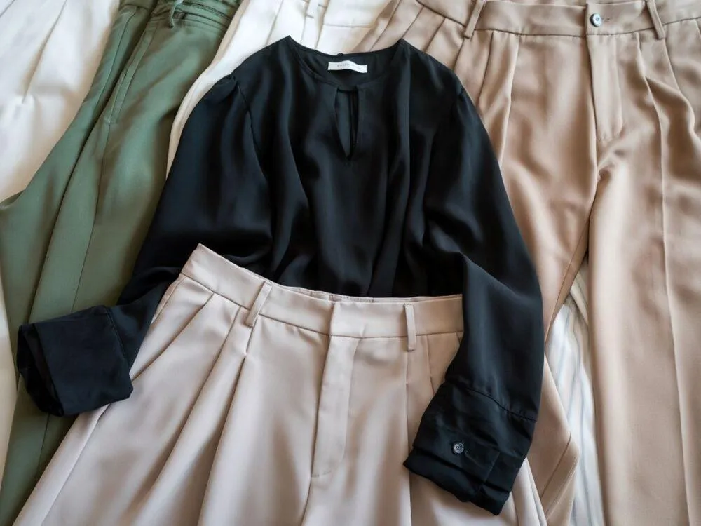 czarna bluzka i białe spodnie, czarna bluzka i beżowe spodnie, total black look