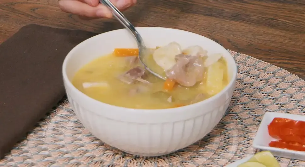 Sopa de sémola casera recién hecha