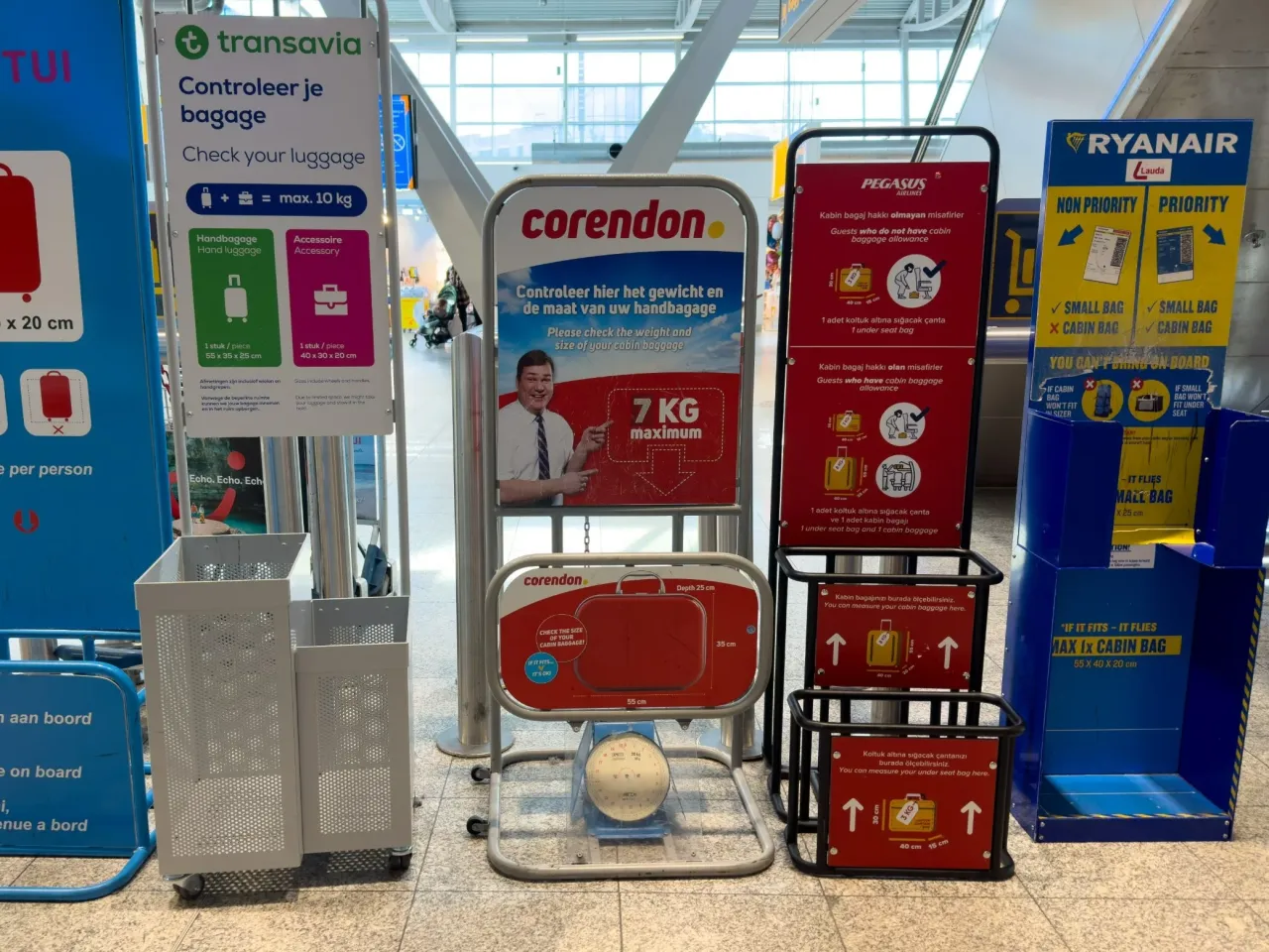 stelaż do mierzenia bagażu lotnisko