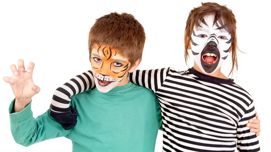 dzieci w strojach zwierząt zrobionych samodzielnie