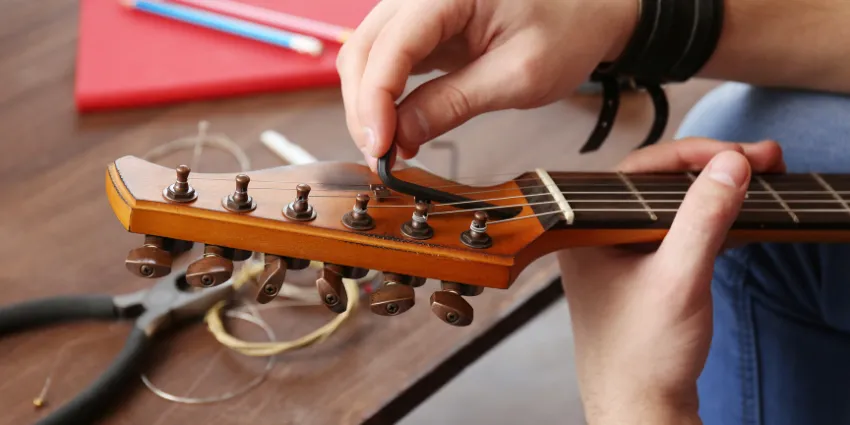 przykłady opakowań strun gitarowych z oznaczeniami grubości