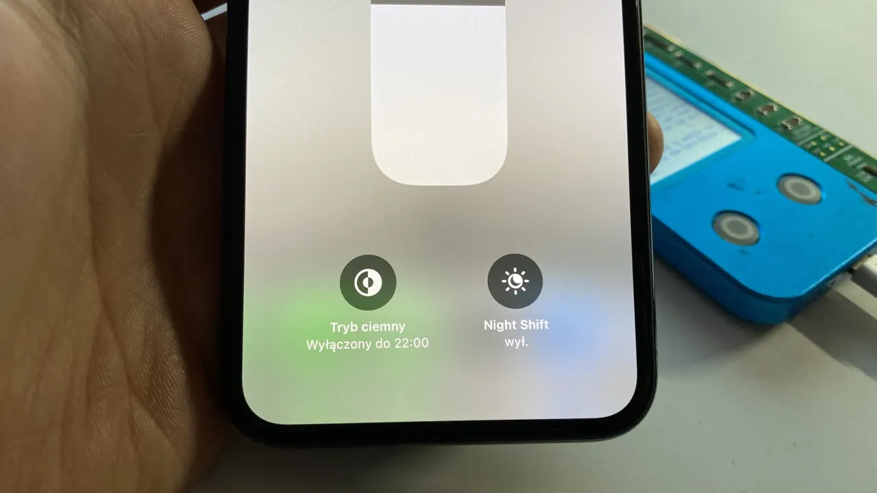 Jak sprawdzić czy wyświetlacz jest oryginalny iPhone? Na ekranie widać opcje Tryb ciemny i Night Shift.