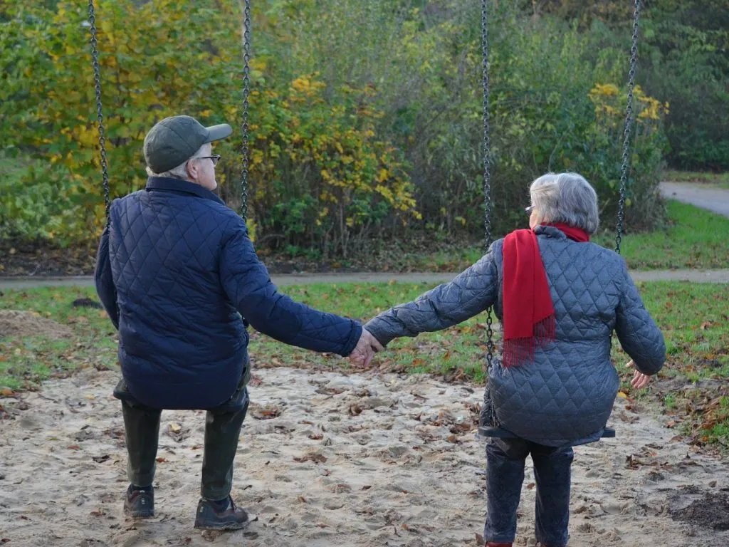 para trzymająca się za ręce po kłótni