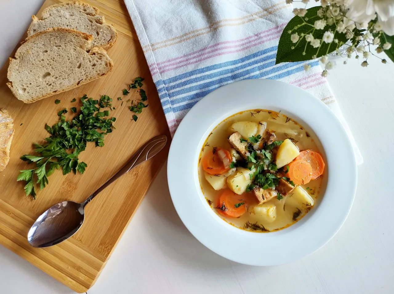 talerz krupniku z r&oacute;żnymi dodatkami