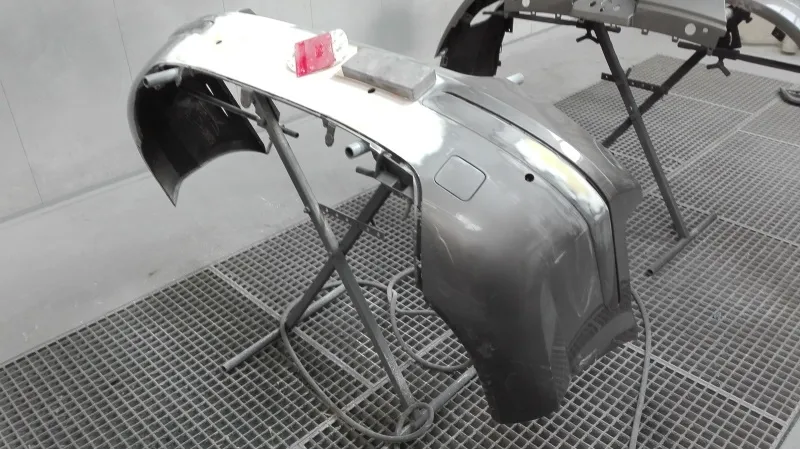 etapy lakierowania zderzaka samochodu