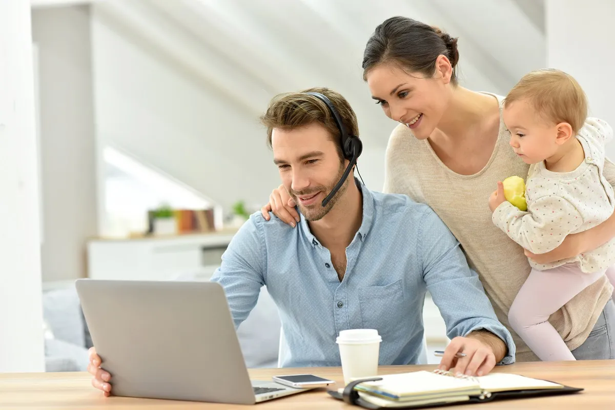 Rodzice z dzieckiem w domu, uśmiechnięci, rozważający decyzje