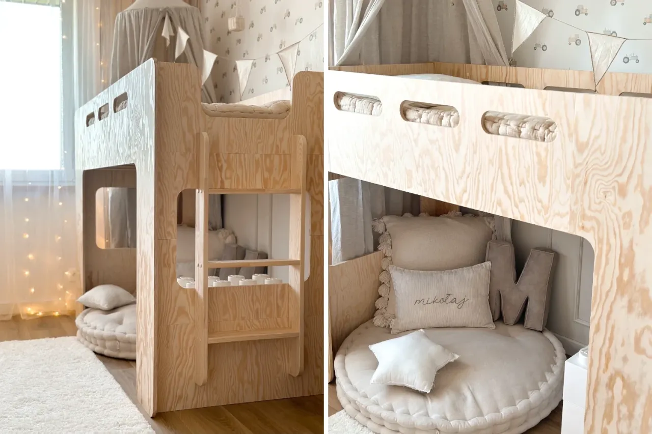 Przytulne małe pokój dla dziewczynki z drewnianym łóżkiem piętrowym, miękkimi poduszkami i girlandą z traktorkami.