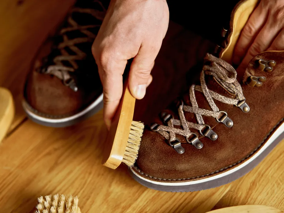 Buty zamszowe z plamami soli i błota