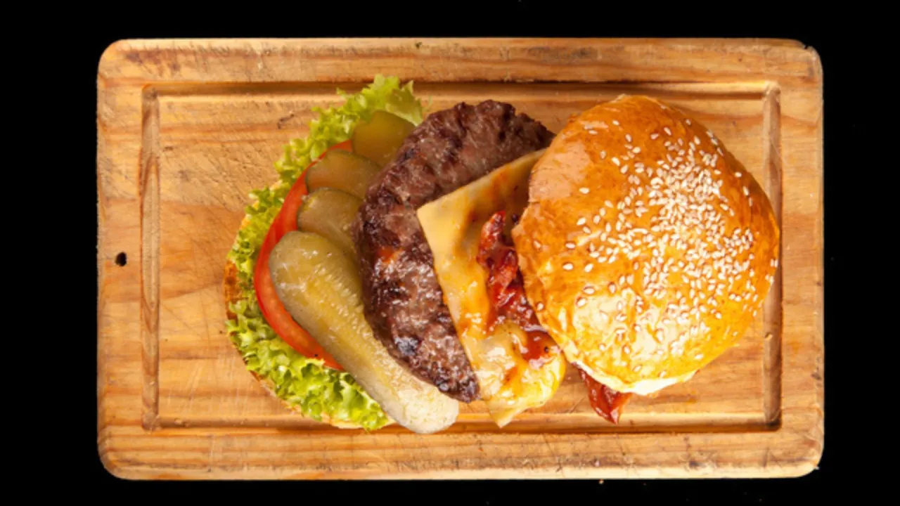 R&oacute;żne stopnie wysmażenia burgera wołowego