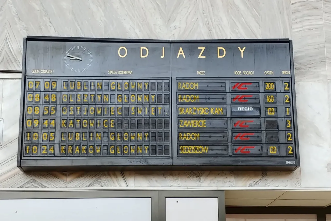 tablica odjazdów dworzec kolejowy