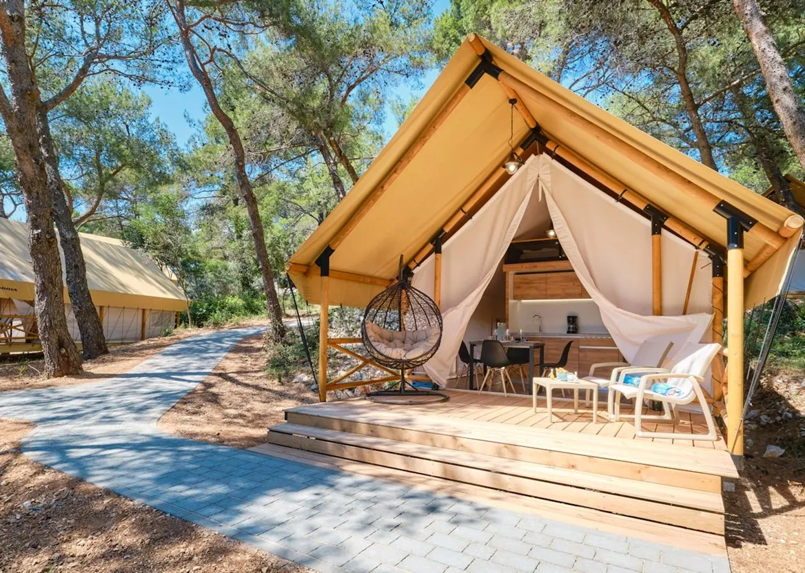 Różne typy zakwaterowania nad morzem (hotel, domek, namiot)