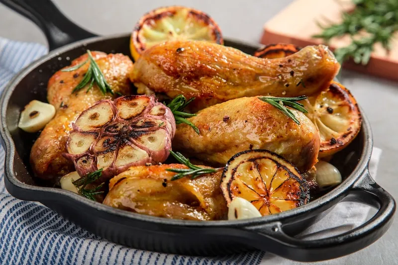 złociste ćwiartki kurczaka pieczone z ziemniakami i rozmarynem