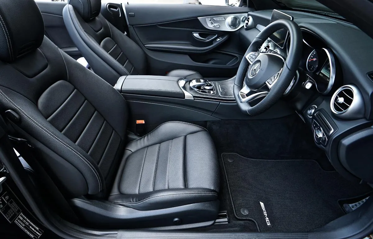 czysty samoch&oacute;d do sprzedaży wnętrze