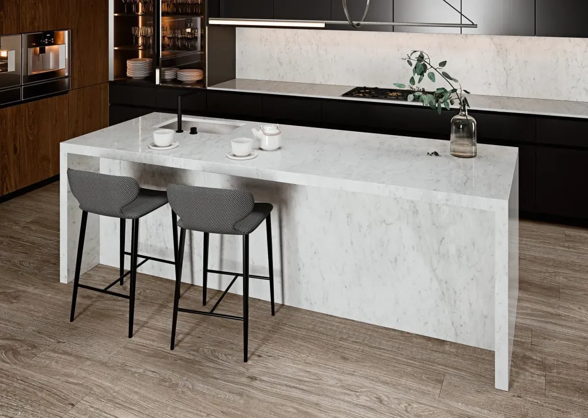 Spiek kwarcowy w białej kuchni imitujący marmur