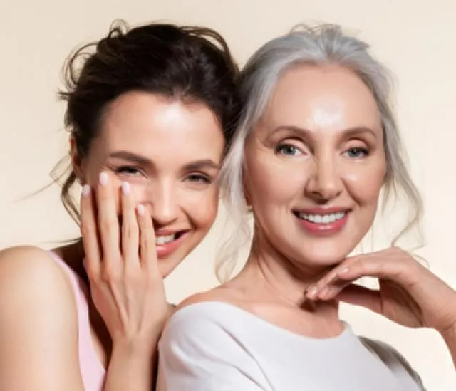 kobieta pielęgnuje sk&oacute;rę i włosy