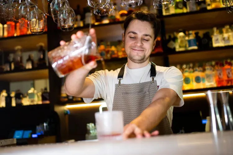 barman w eleganckim barze w Gdańsku