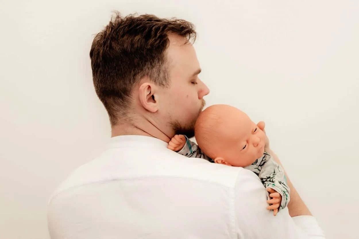 ojciec z noworodkiem po porodzie