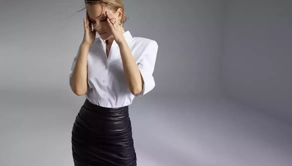 Biała koszula skórzana spódnica stylizacje