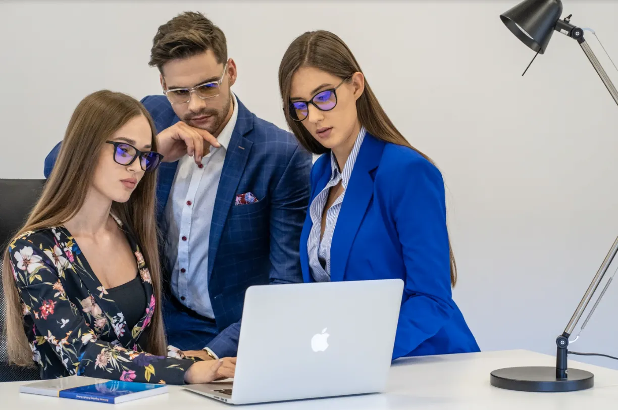 osoba pracująca przy komputerze w okularach blokujących światło niebieskie