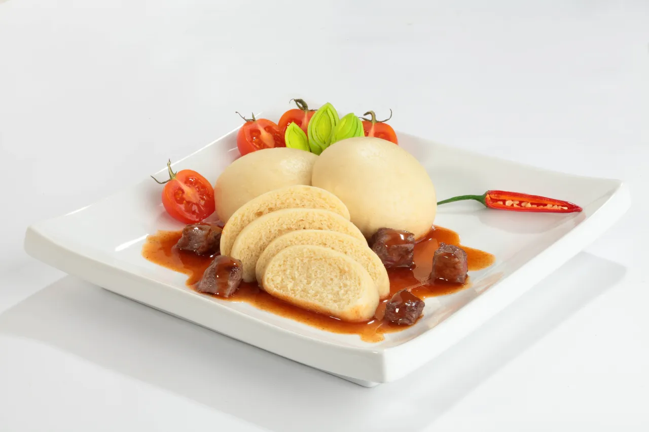 kluski na parze z gulaszem wołowym