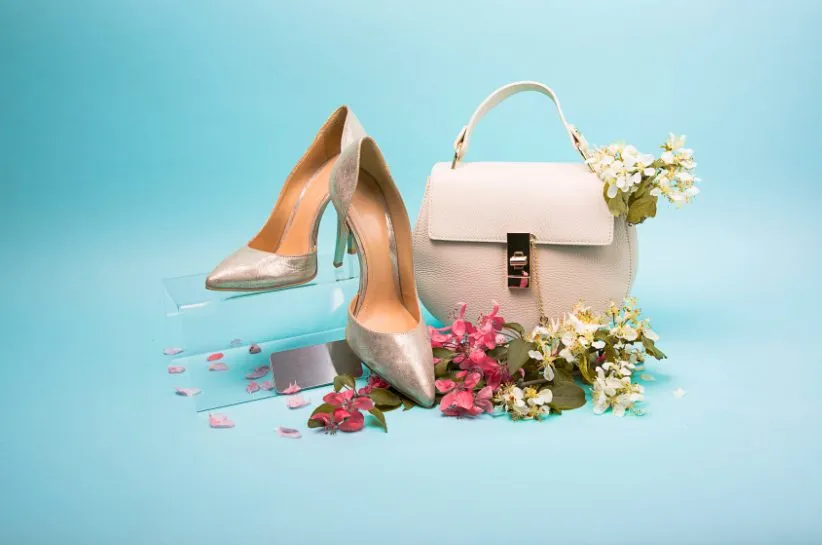 niezbędnik panny młodej flat lay zawartość torebki