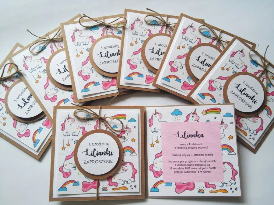 ręcznie pisane zaproszenie na urodziny dziecka z bliska
