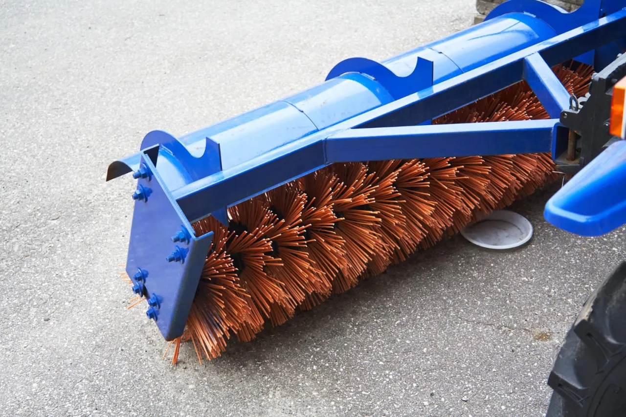 R&oacute;żne rodzaje szczotek do czyszczenia nawierzchni