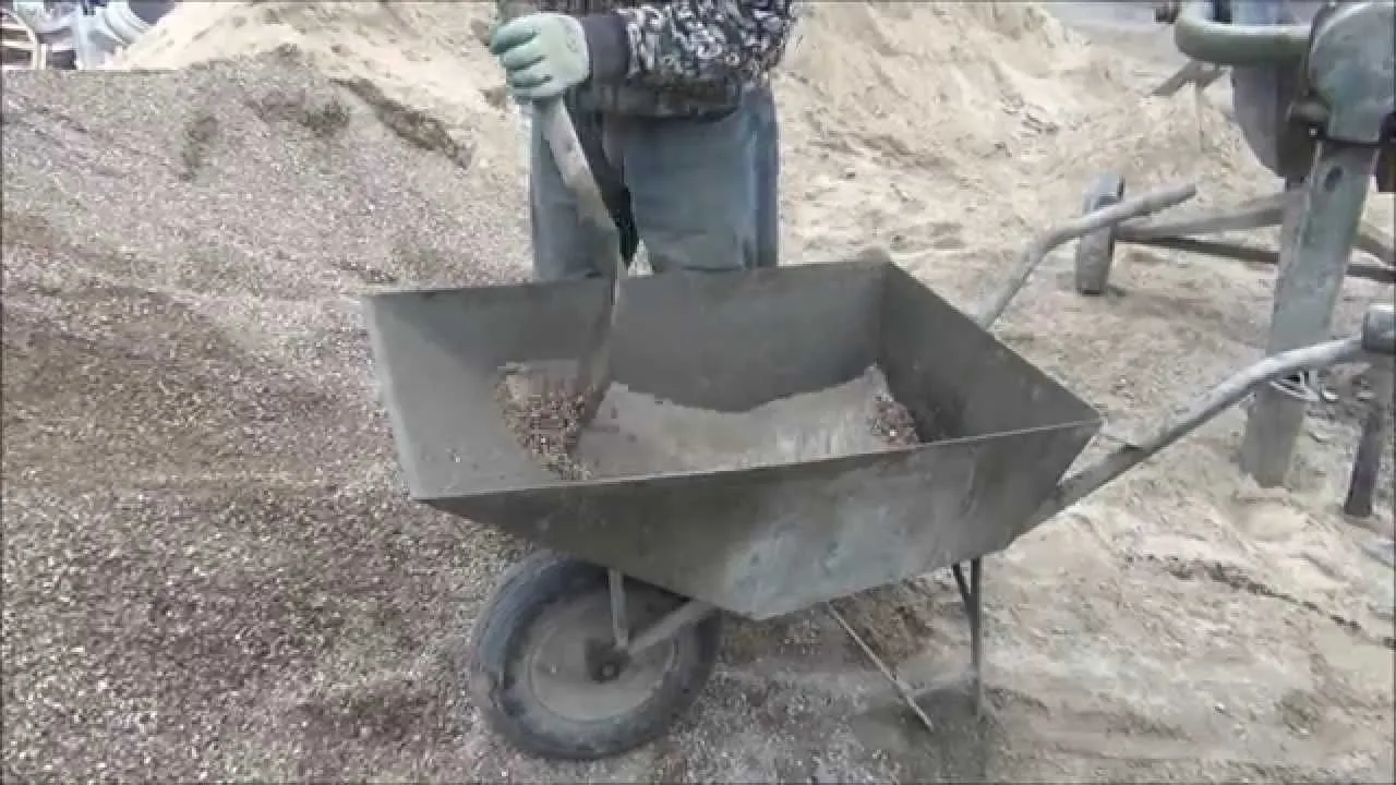 Mieszanie betonu ręcznie na taczce
