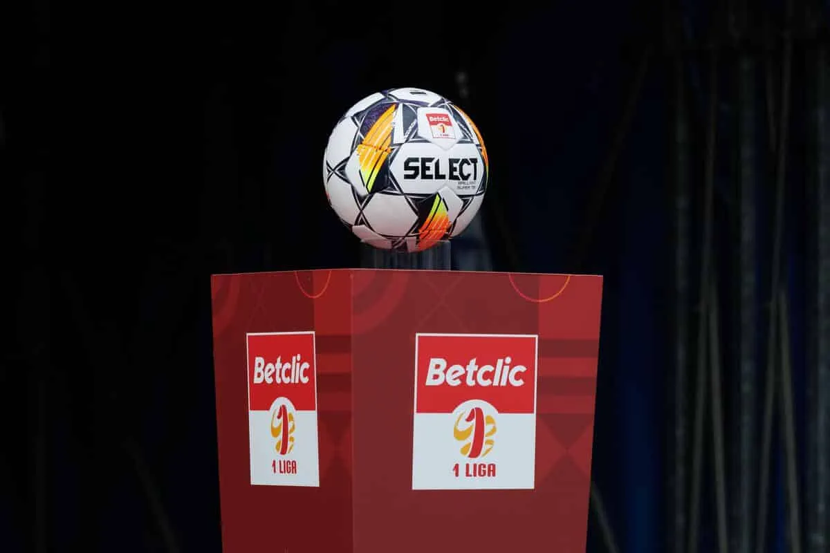 Piłka Select na tle logotyp&oacute;w Betclic 1 Liga. Już wkr&oacute;tce baraże o ekstraklasę!