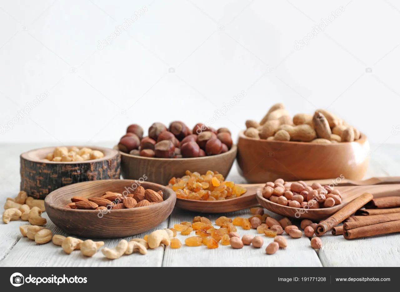 różne rodzaje orzechów na stole