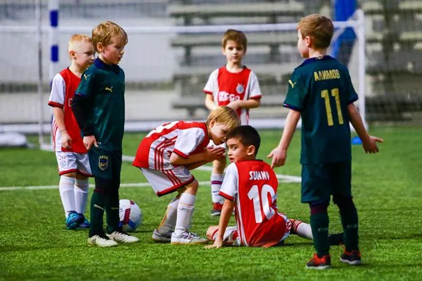 Mecz piłki nożnej dzieci na boisku
