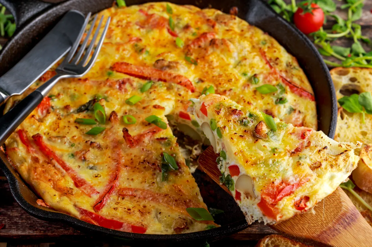 frittata z warzywami na patelni
