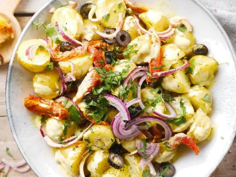 Sałatka ziemniaczana z kaparami i suszonymi pomidorami
