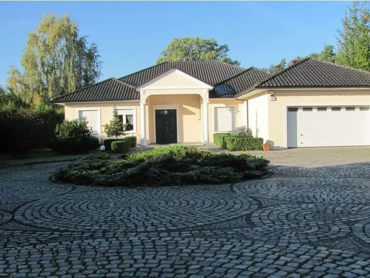 dom grafitowy dach białe okna beżowa elewacja