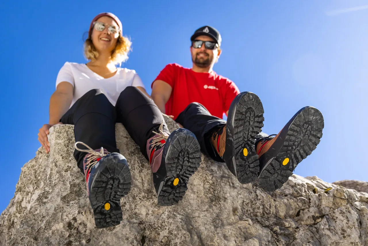 turysta w g&oacute;rach latem wyb&oacute;r but&oacute;w