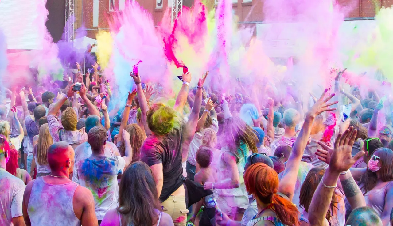 Holi Festival Farbwurf Menschenmenge