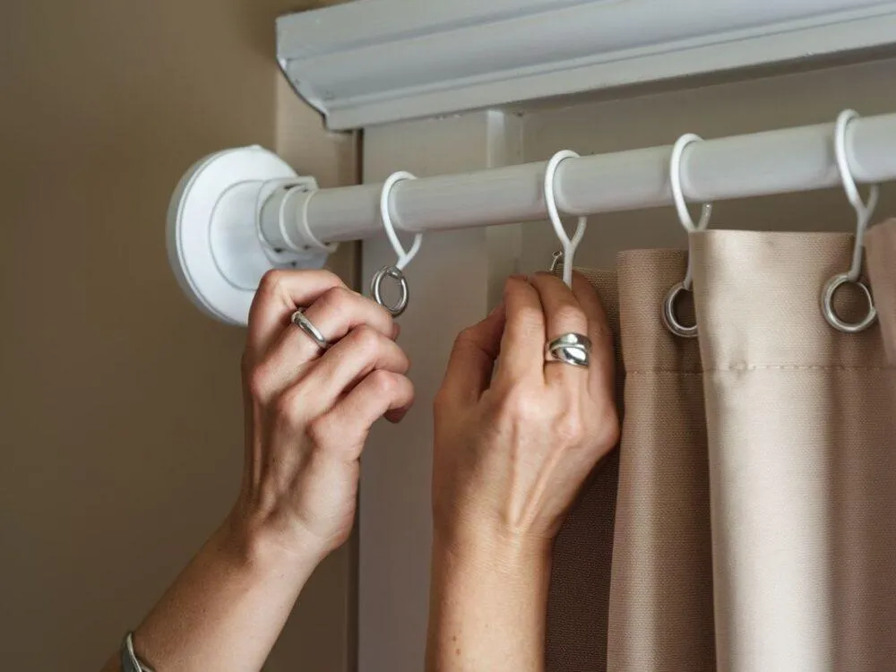 wpinanie haczyków do taśmy marszczącej zasłony