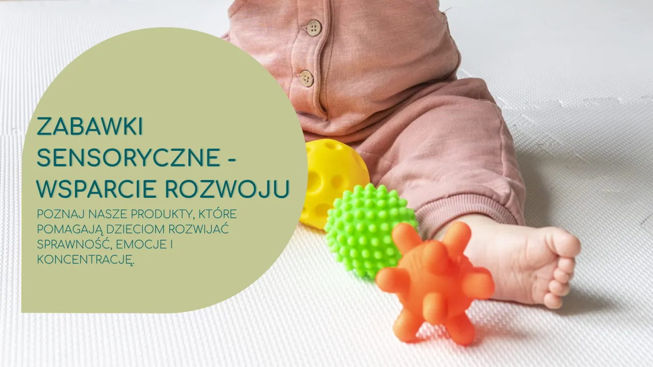 Dziecko bawi się zabawką sensoryczną z uśmiechem