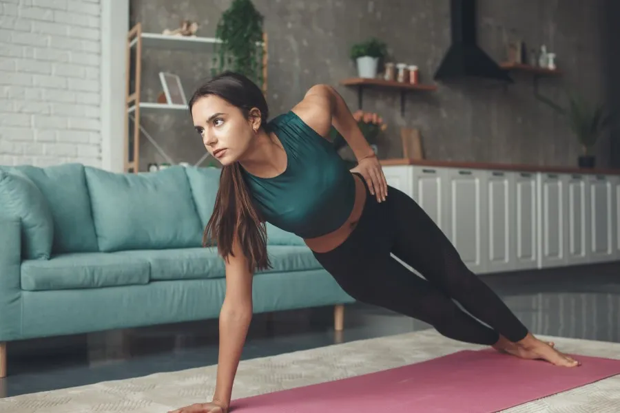 osoba wykonująca ćwiczenia izometryczne