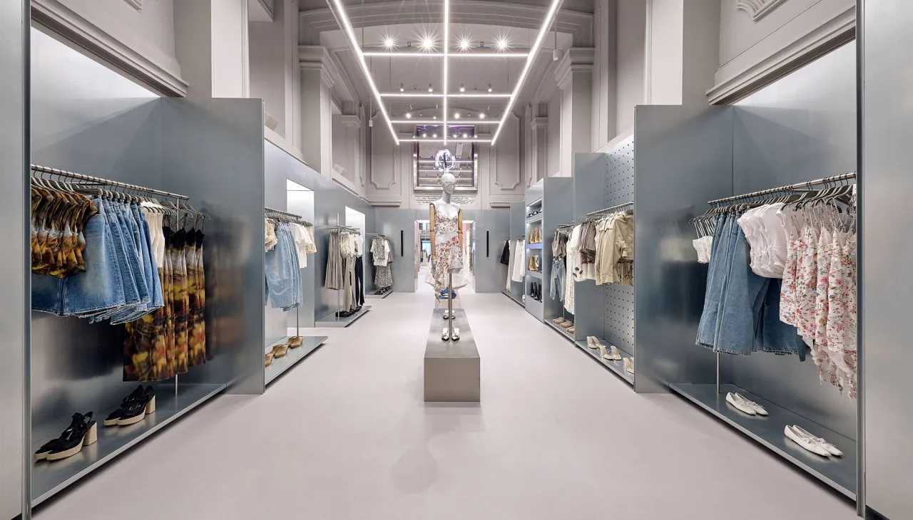 Asortyment sklepu Bershka ubrania buty akcesoria