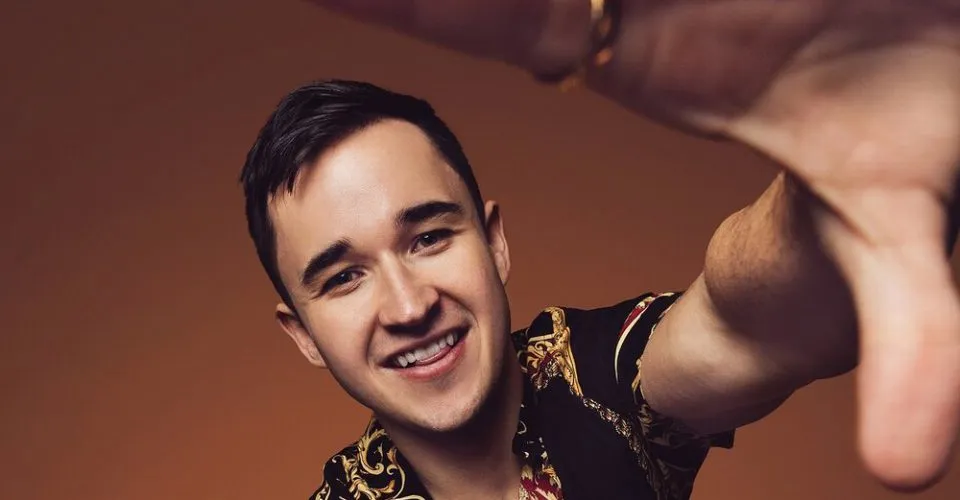 DJ podpisujący kontrakt